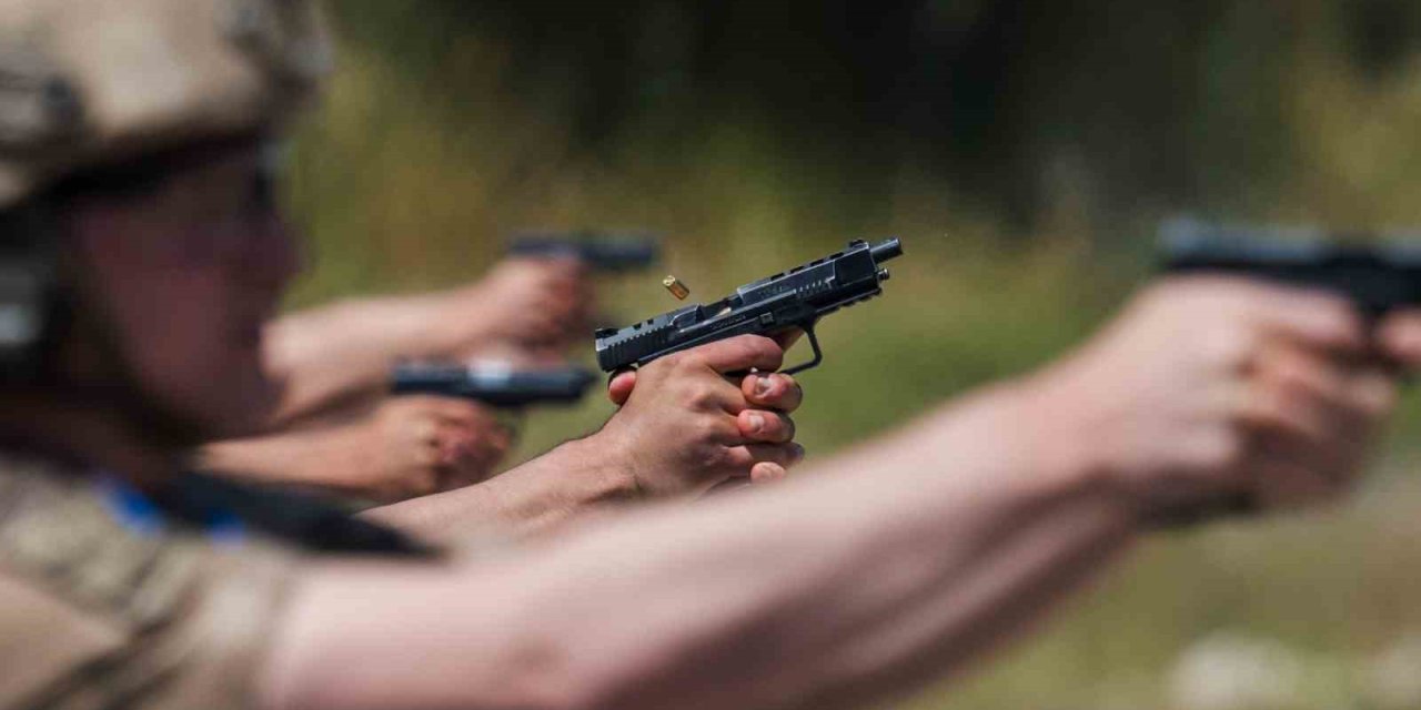 Foça’da nefes kesen final: Jandarmanın şampiyon nişancıları kozlarını paylaştı