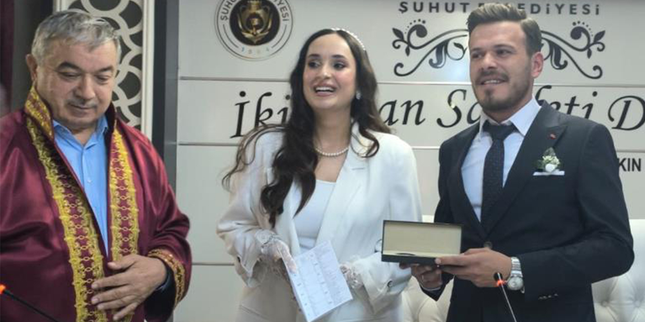 Polis çift, nikaha süsledikleri ekip otosuyla geldi