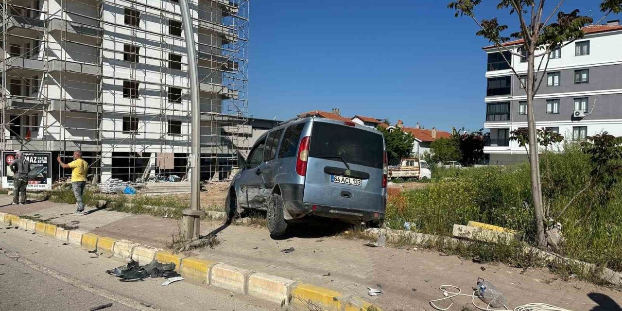 Uşak’ta park halindeki araca çarpan otomobil kazaya neden oldu: 4 yaralı