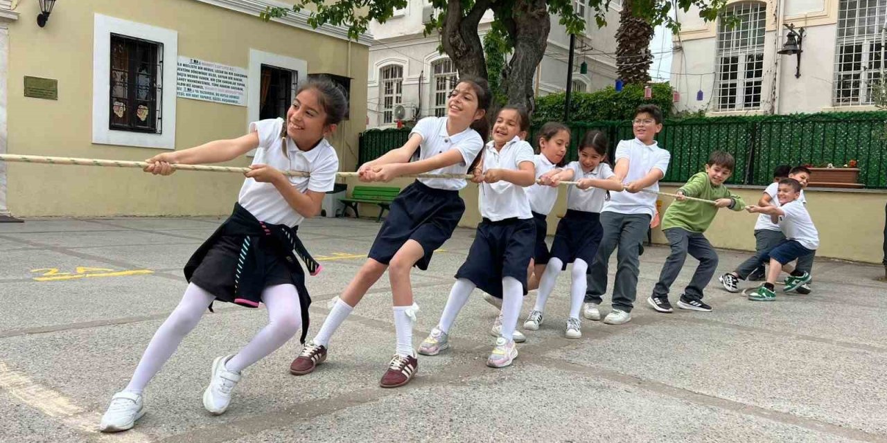 Kuşadası’nda çocuk atletizm şenliği renkli görüntülere sahne oldu