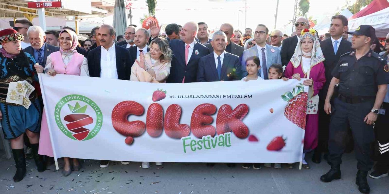 Emiralem Çilek Festivali’ne görkemli açılış