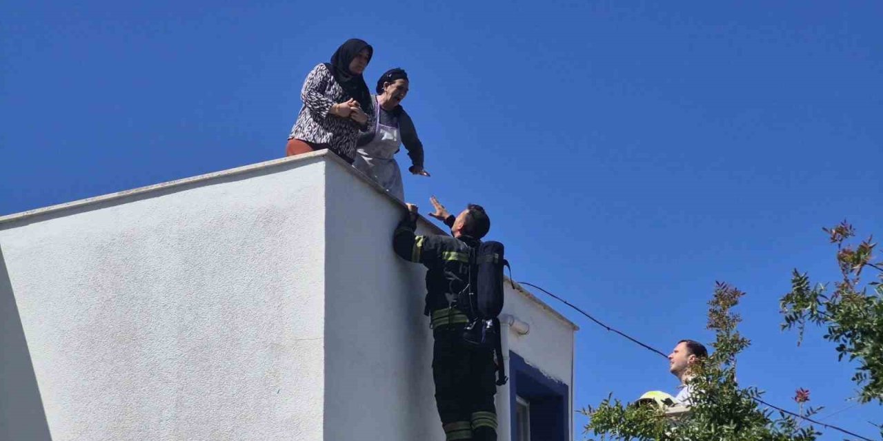Elektrik hattı patladı, çıkan yangında 2 kişi mahsur kaldı