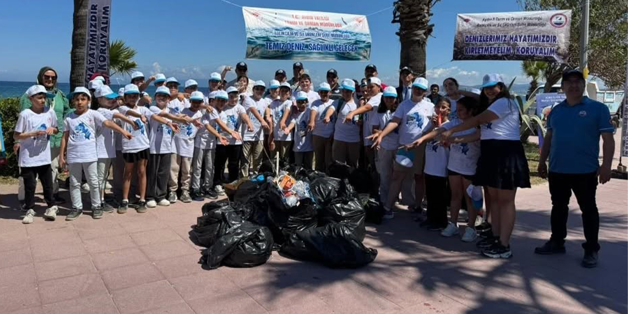 Kuşadası’nda öğrenciler deniz için sahile indi