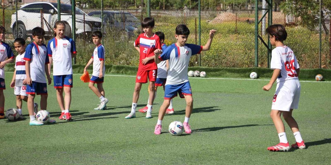 Şenol Ünlü: "Futbol okulları ticarethaneye döndü"