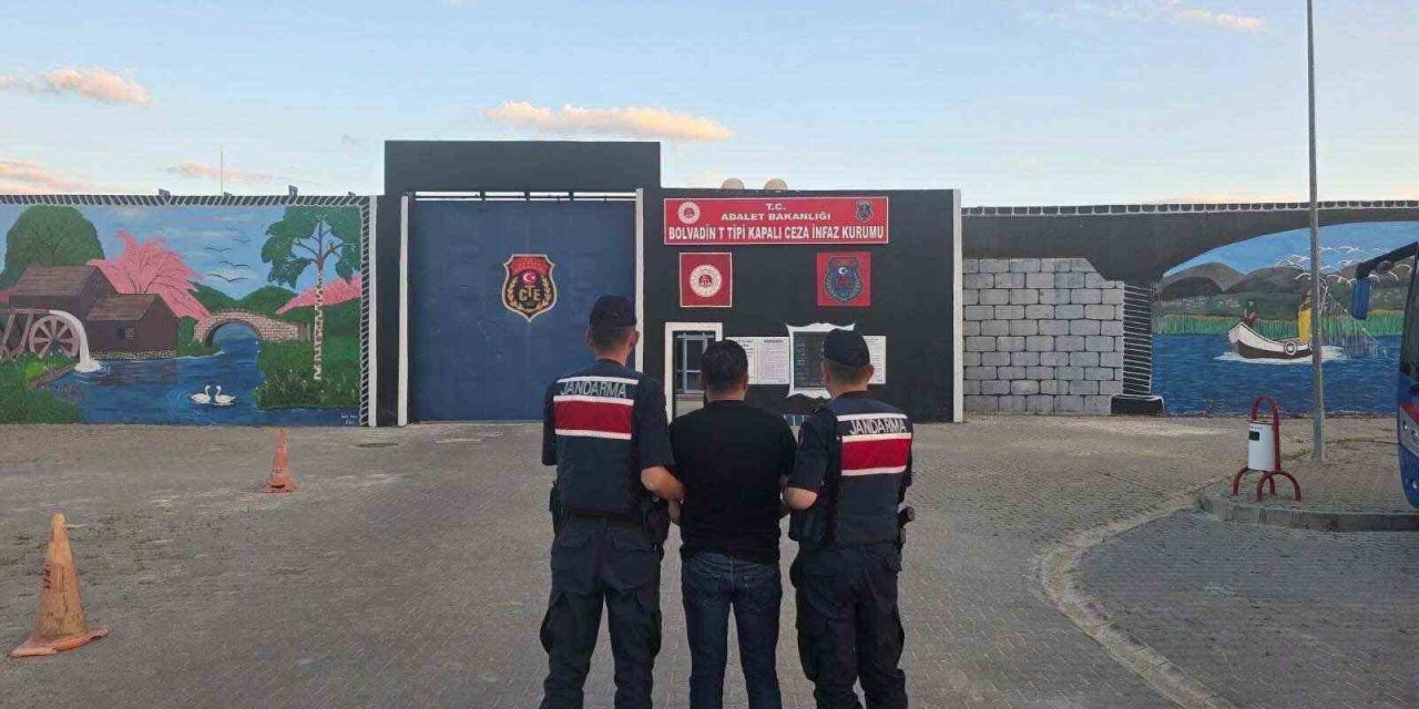 Jandarma çeşitli suçlardan aranan 43 kişiyi yakaladı