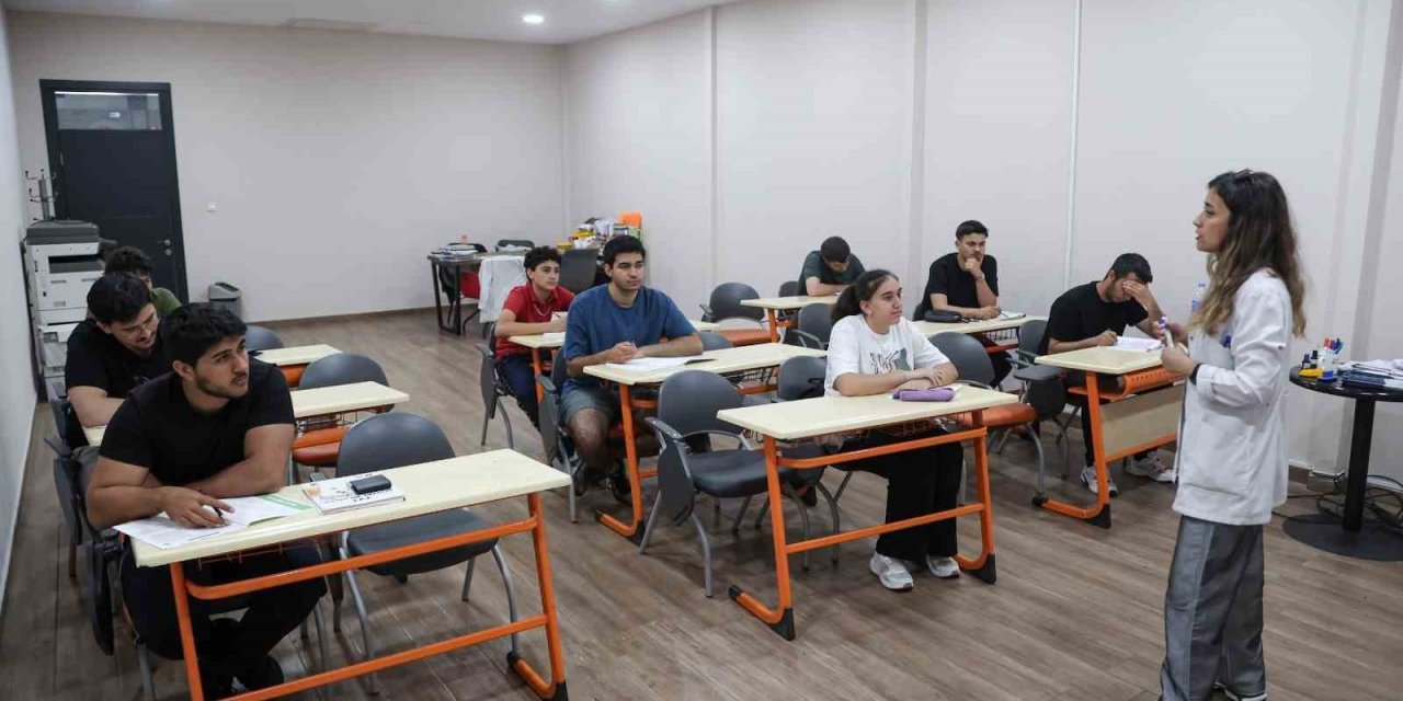 Efeler’de gençlere sınav desteği