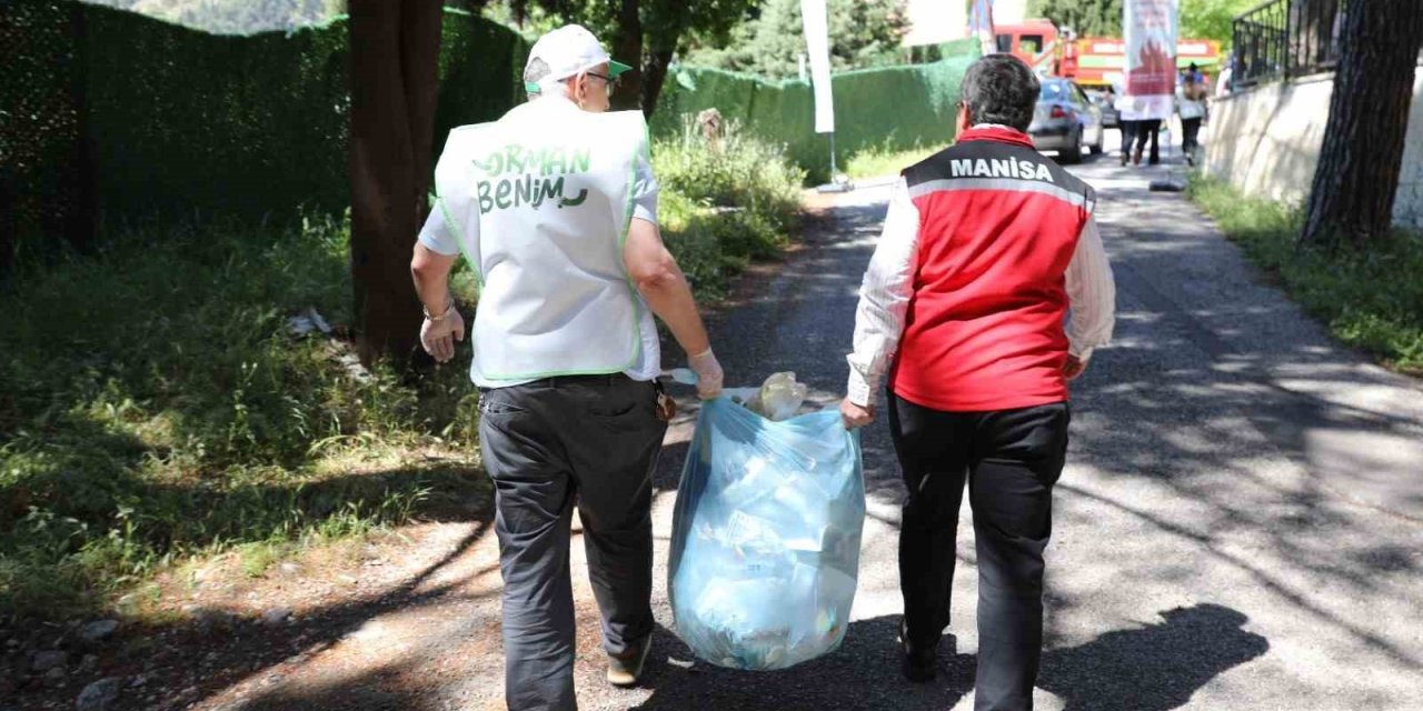 Manisa’da ormanlık alanda yüzlerce kilo çöp toplandı