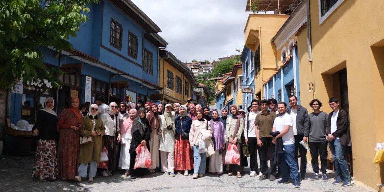 Üniversite öğrencilerinden Buldan’a kültür çıkarması