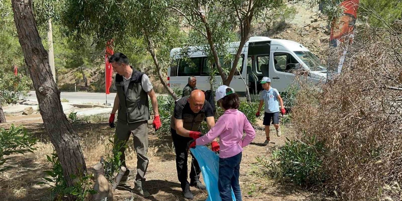 Minik eller ormanlar için seferber oldu
