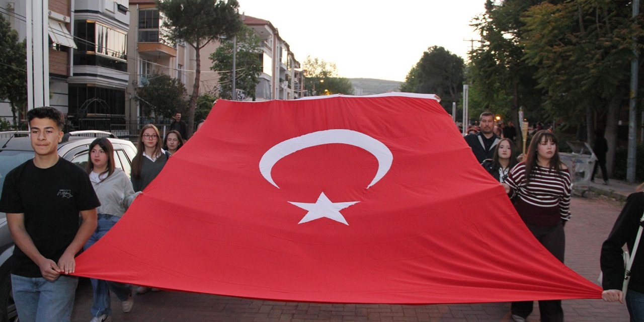 Kula’da 19 Mayıs coşkusu fener alayıyla taçlandı