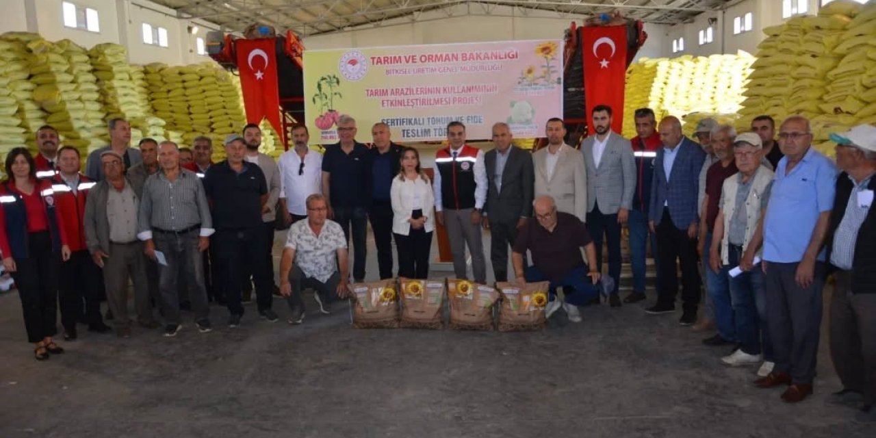 Aydın’da 9 bin kilonun üzerinde ayçiçeği tohumu üreticiye dağıtıldı