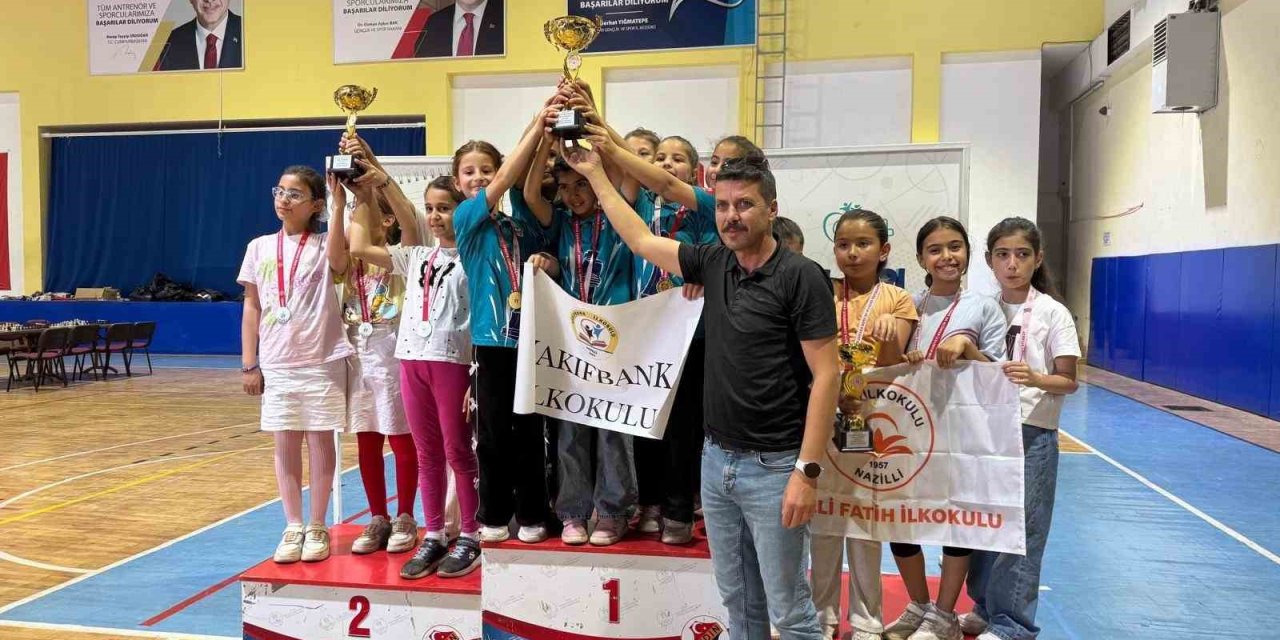 Nazilli Vakıfbank İlkokulu kızları satrançta Aydın şampiyonu oldu