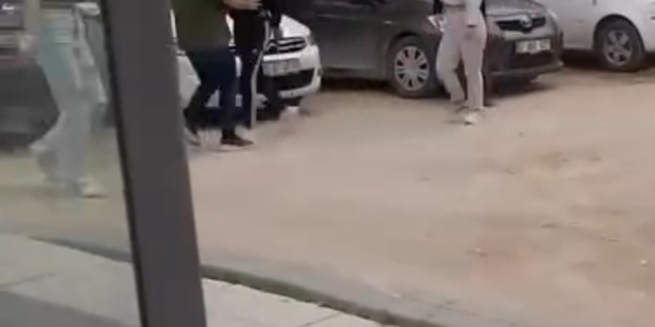 Kızların kavgasını ayıran vatandaşlara bıçakla saldırdı