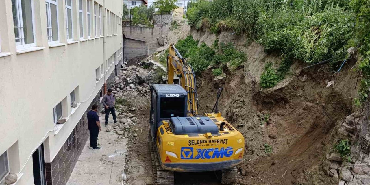 Selendi’de çöken okul duvarında yapım çalışmaları başladı