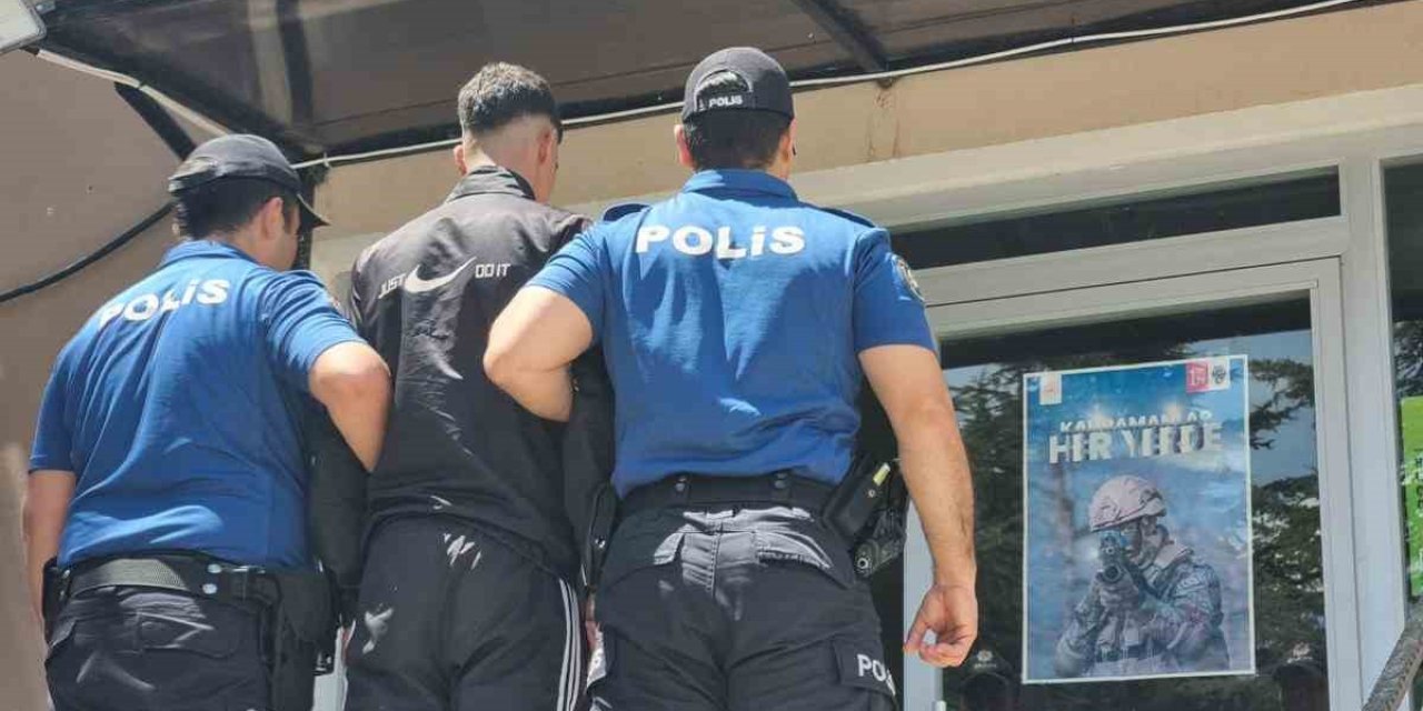 Polis, bıçaklı saldırganı kıskıvrak yakaladı