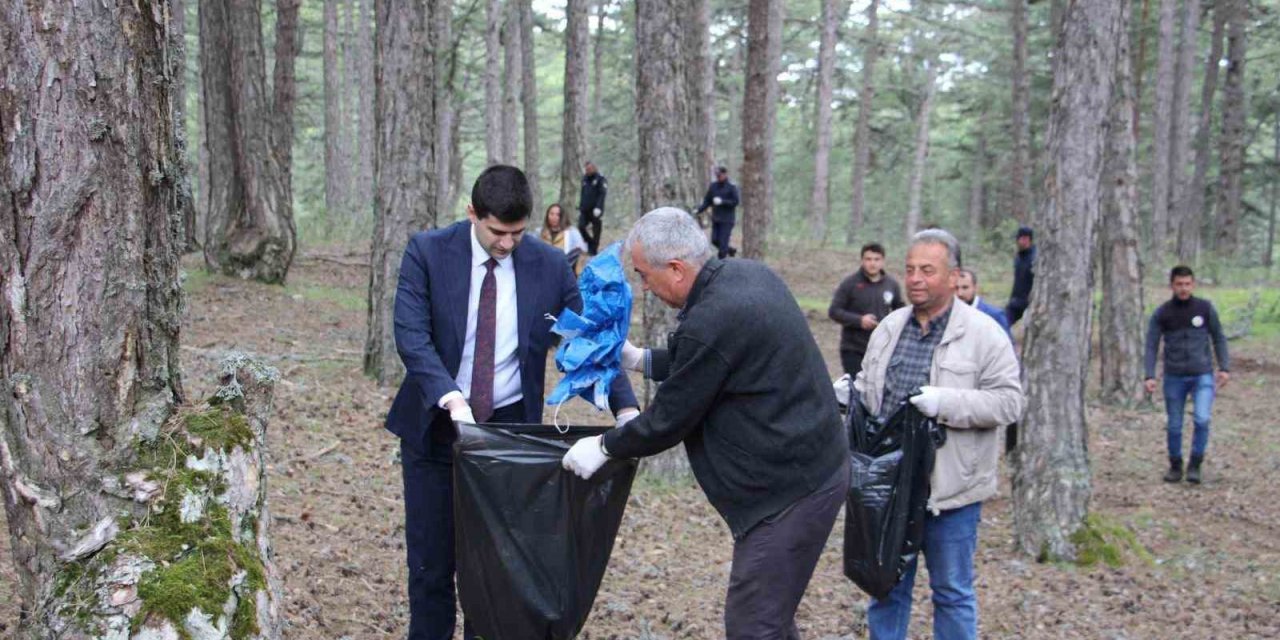 Dumlupınar’da ormanlık alanlarda çevre temizliği