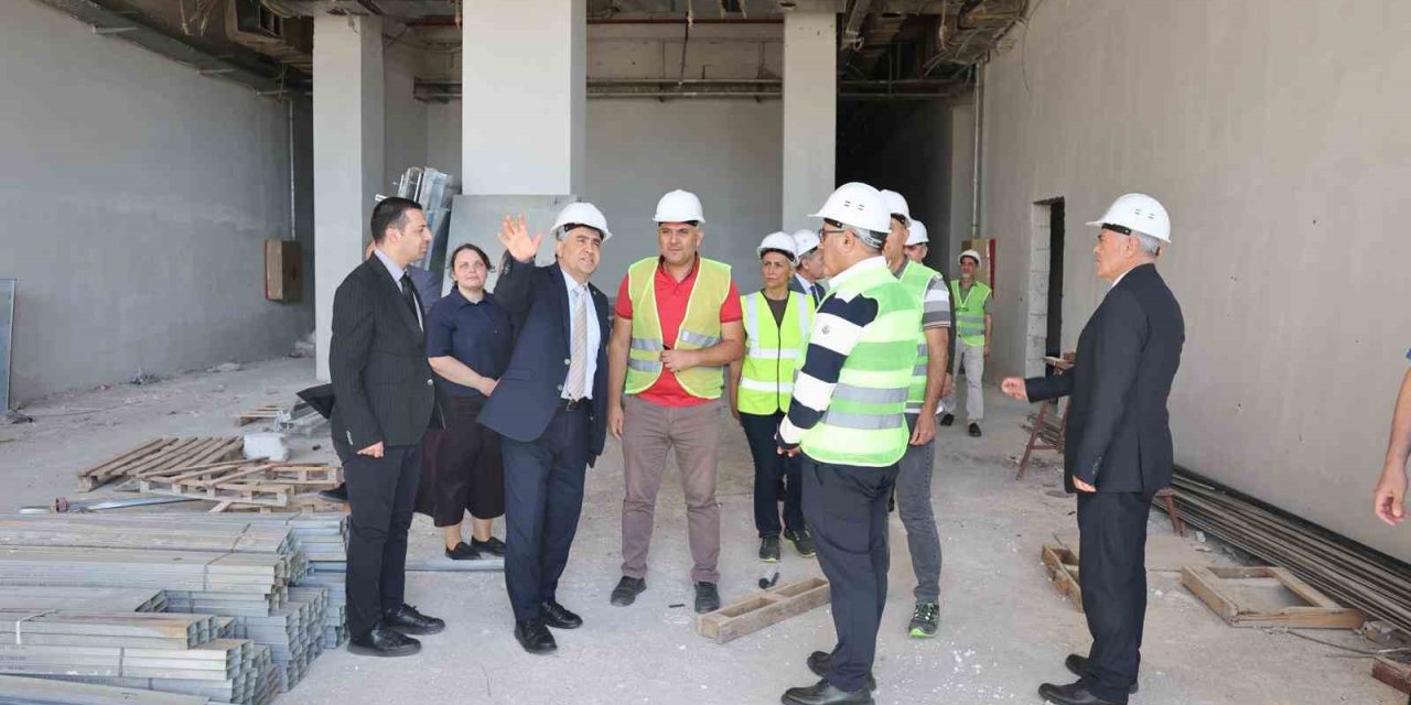 Rektör Kent, Diş Hekimliği Fakültesi hastahane binası inşaatında incelemelerde bulundu