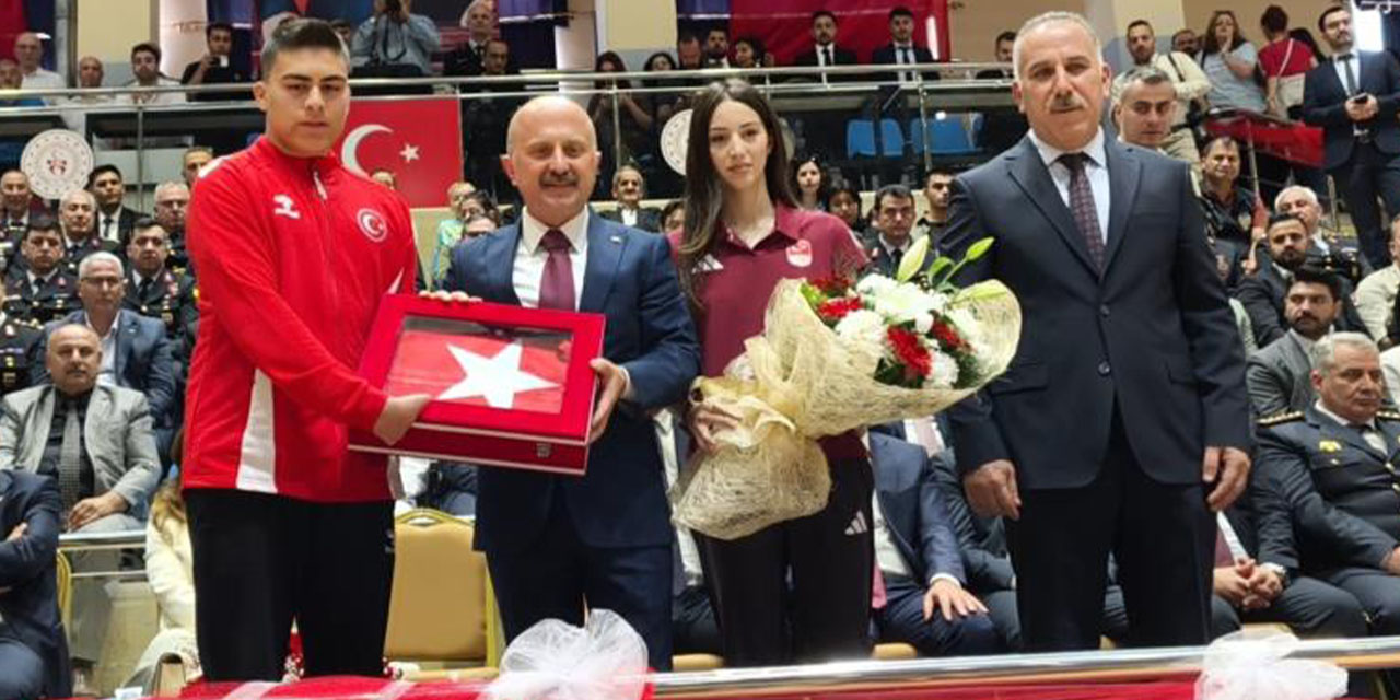 Aydın’da 19 Mayıs coşkusu salonlara sığmadı