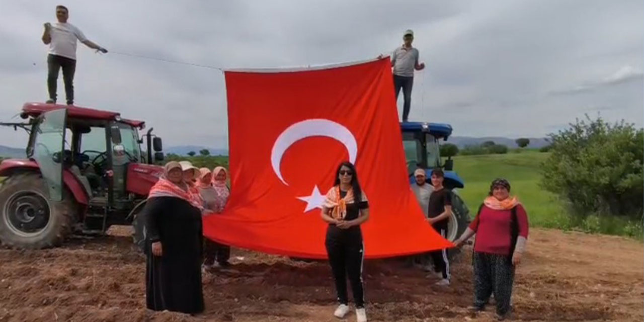 19 Mayıs’ı kekik tarlasında kutladılar