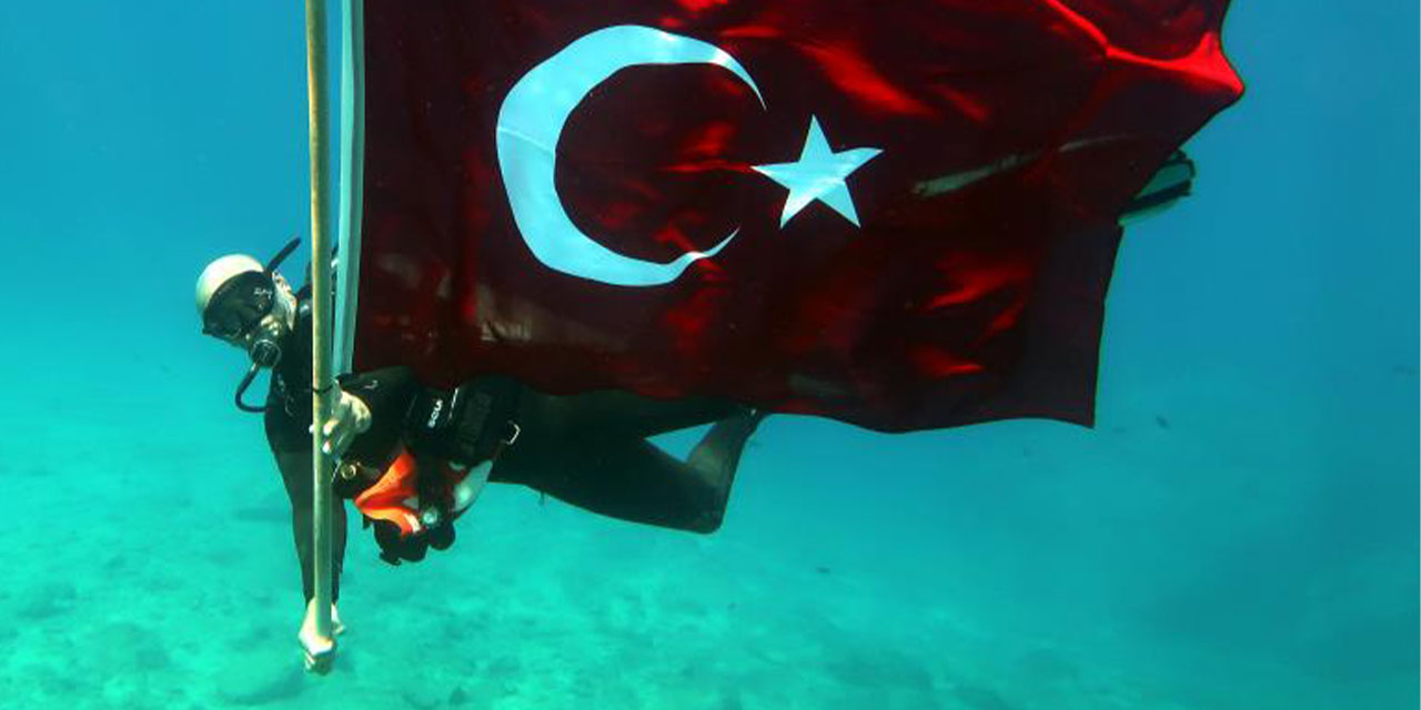 19 Mayıs coşkusu su altına taşındı