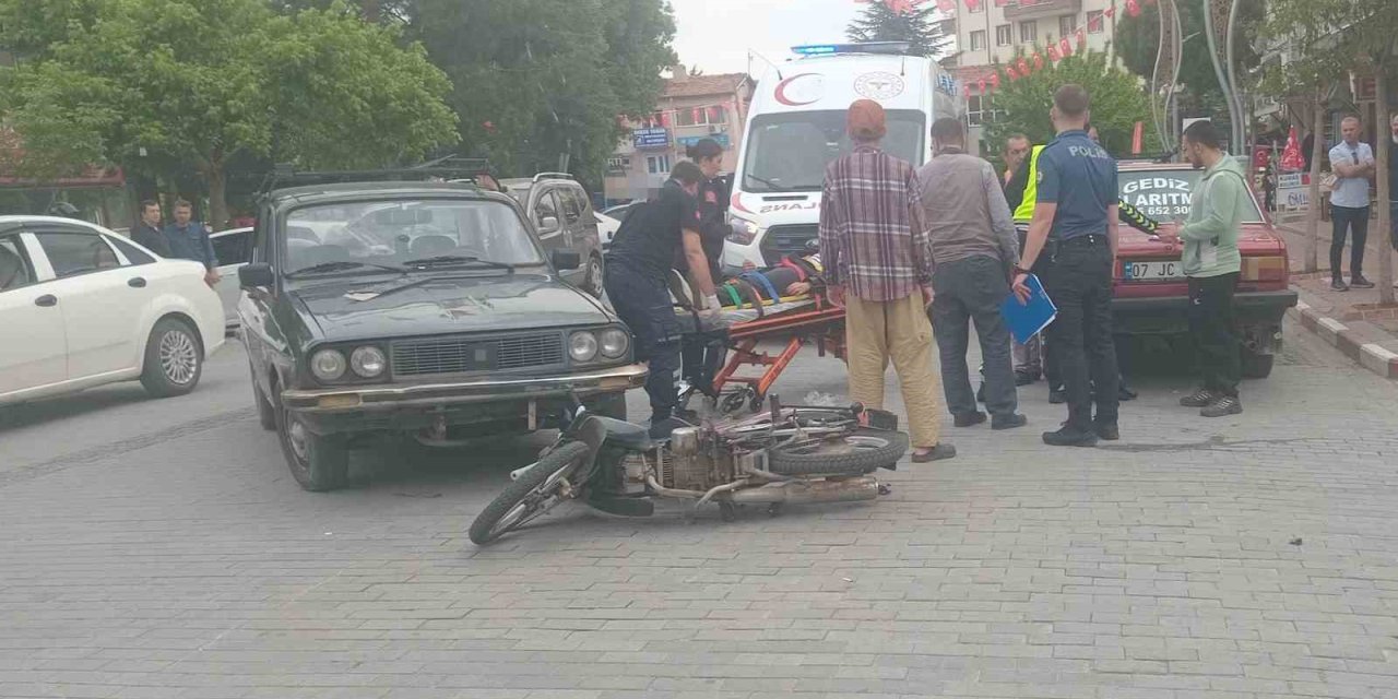 Gediz’de otomobil ile motosiklet çarpıştı, 2 kardeş yaralandı