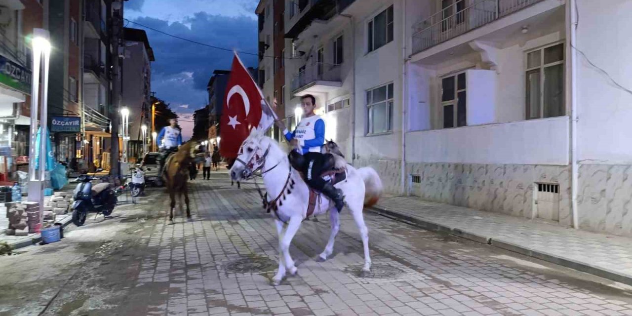 Selendi’de cirit atlı fener alayı