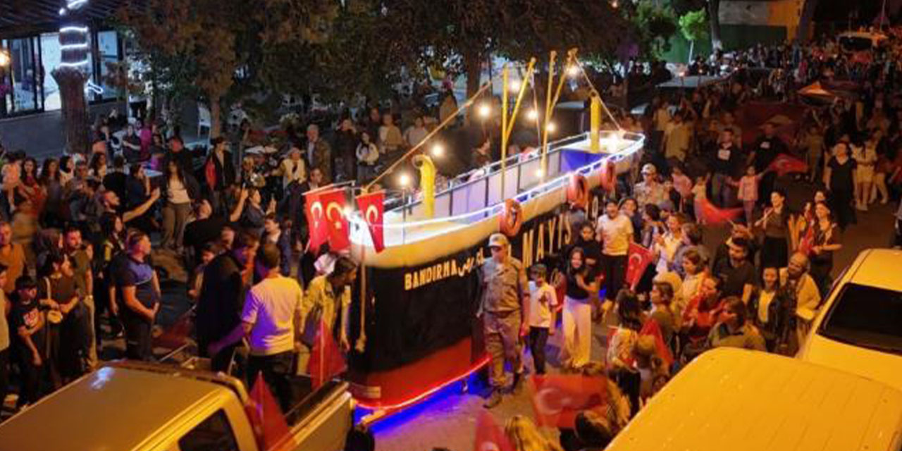 Bozdoğan’da 19 Mayıs kortejine Bandırma Vapuru damga vurdu
