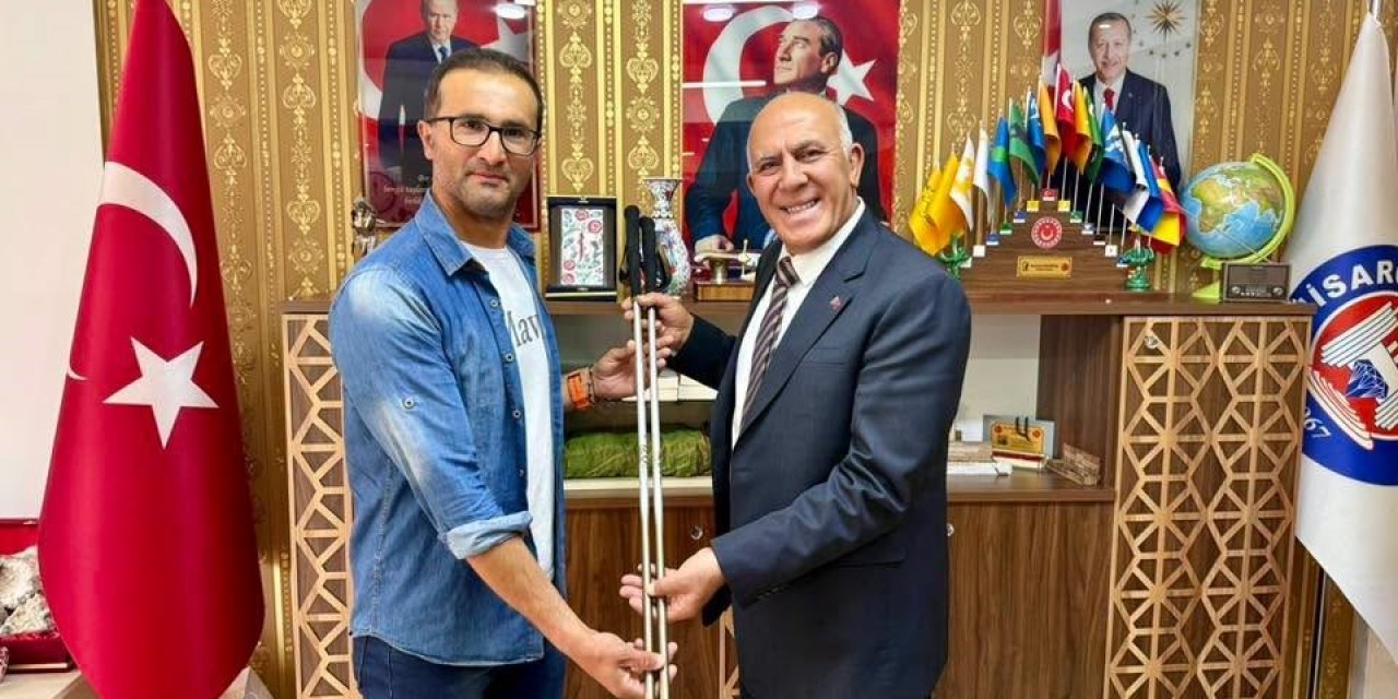 Belediye Başkanı Demirtaş, başarılı sporcu zabıta memurunu tebrik etti