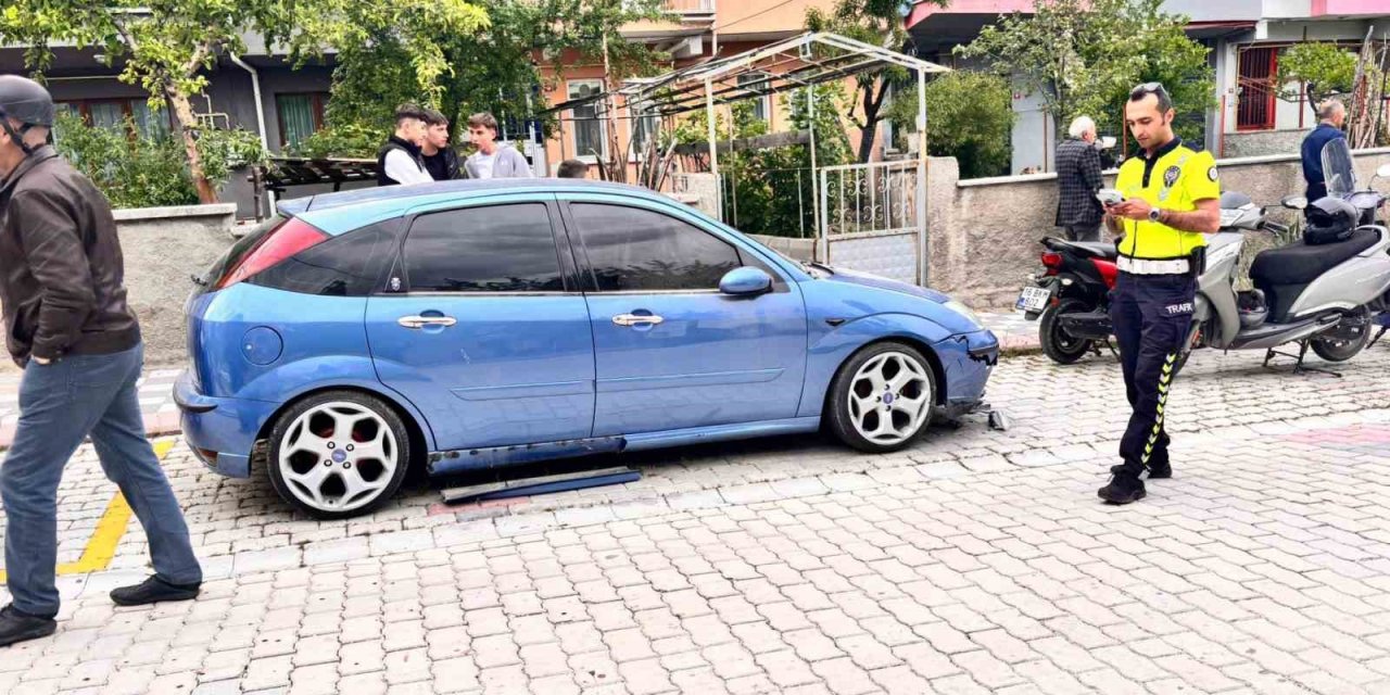 Kediden kaçarken park halindeki otomobile çarptılar
