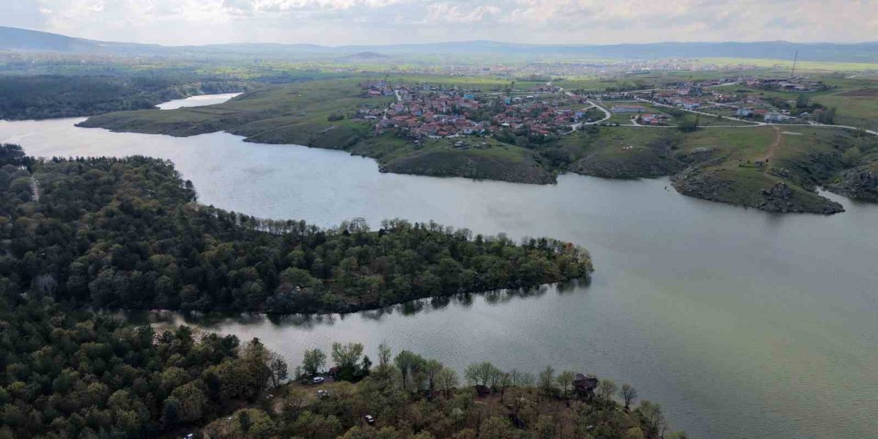 Yeşille mavinin buluştuğu Enne Barajı ve Tabiat Parkı hayran bıraktı