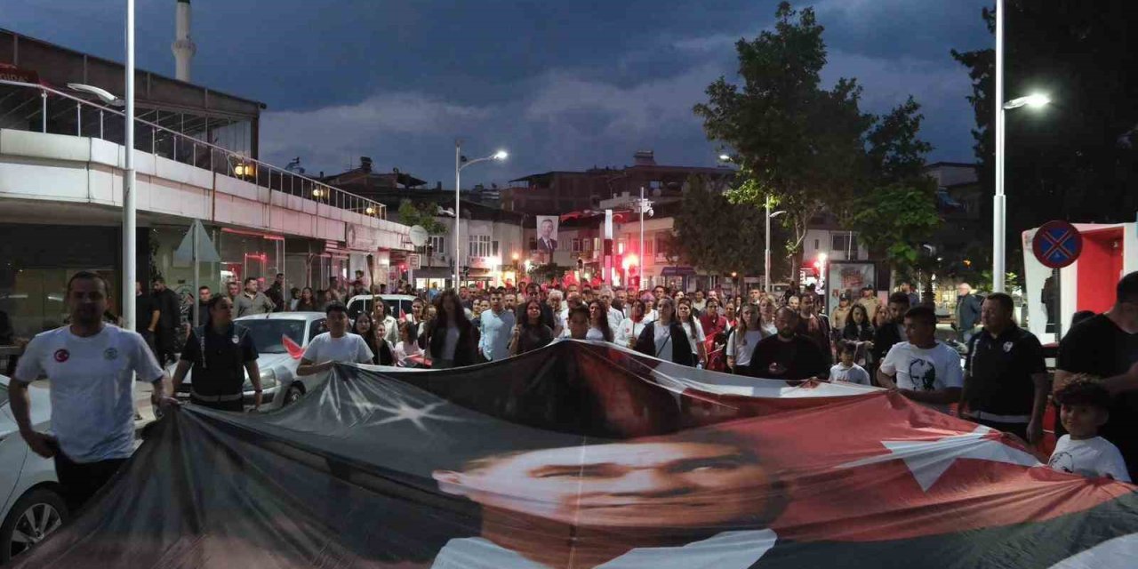 Gençlik coşkusu Sarıgöl sokaklarını aydınlattı