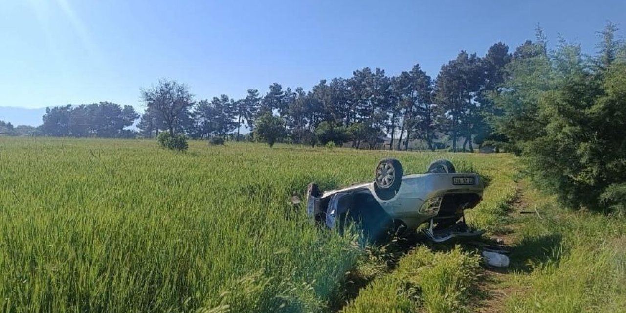 Köpeğe çarpmamak için manevra yapan otomobil tarlaya uçtu: 1 ölü, 2 yaralı