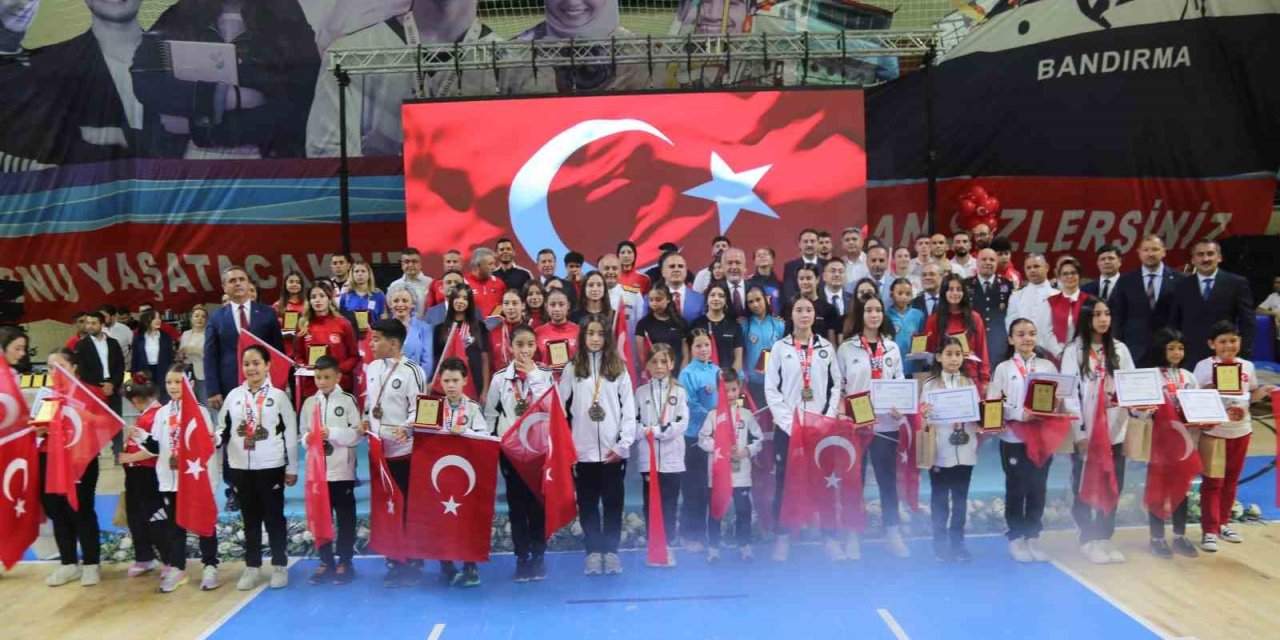 Muğla’da başarılı sporculara ödül yağdı