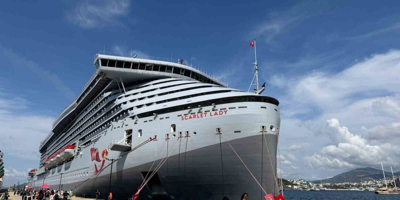 Dev kruvaziyer gemiler, 2 bin 636 turistle Bodrum’a geldi