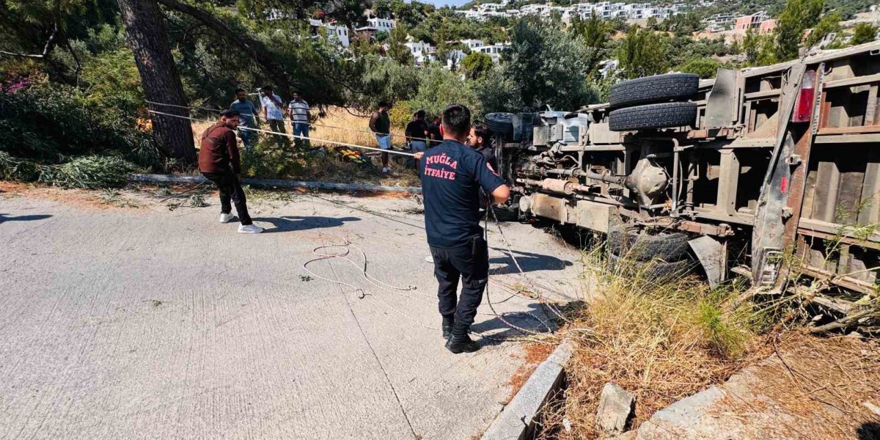 Bodrum’da devrilen kamyonda sıkışan 3 kişi kurtarıldı
