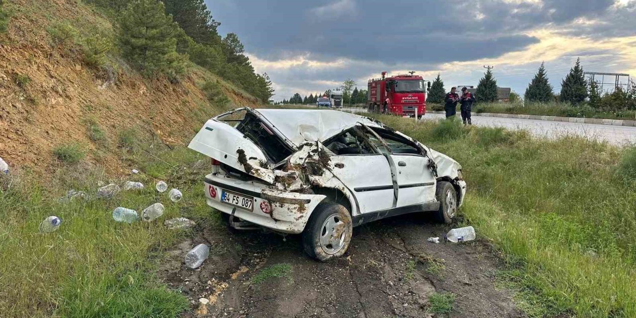 Uşak’ta otomobil şarampole devrildi: 3 yaralı