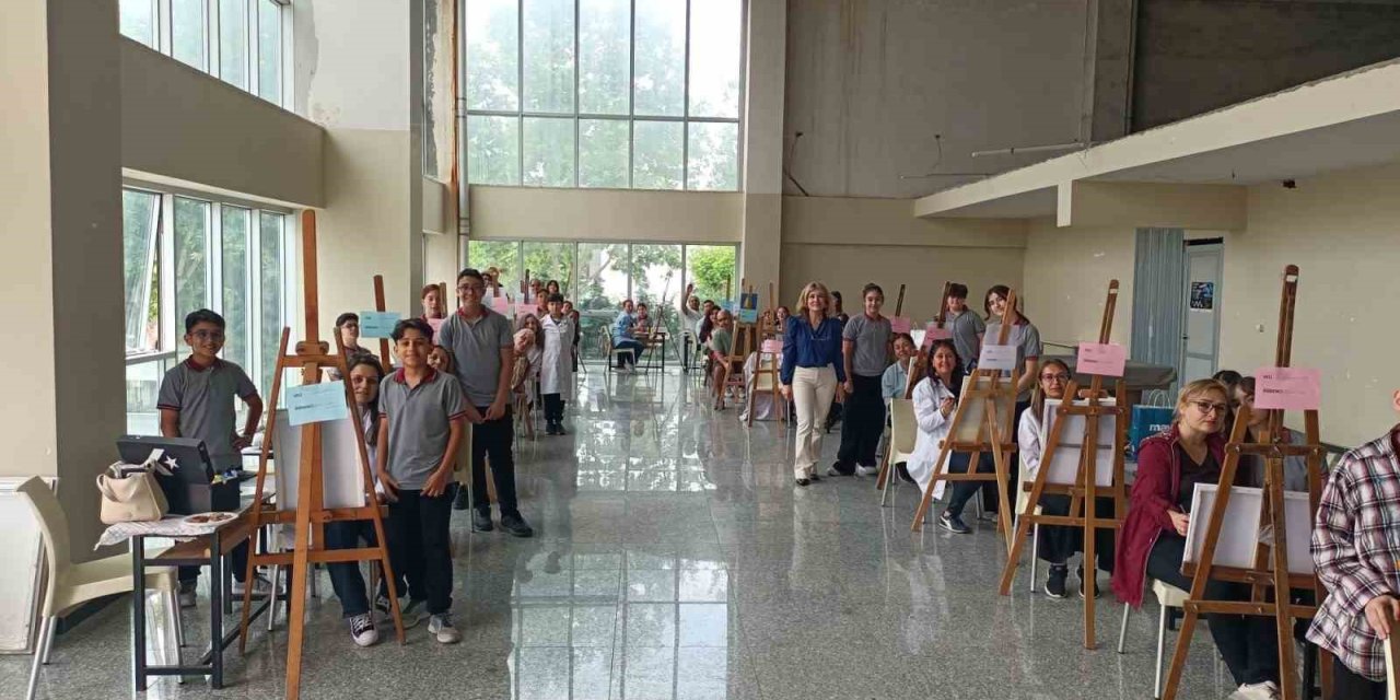 Öğrenciler öğretmen oldu, veliler yeniden sıralara döndü