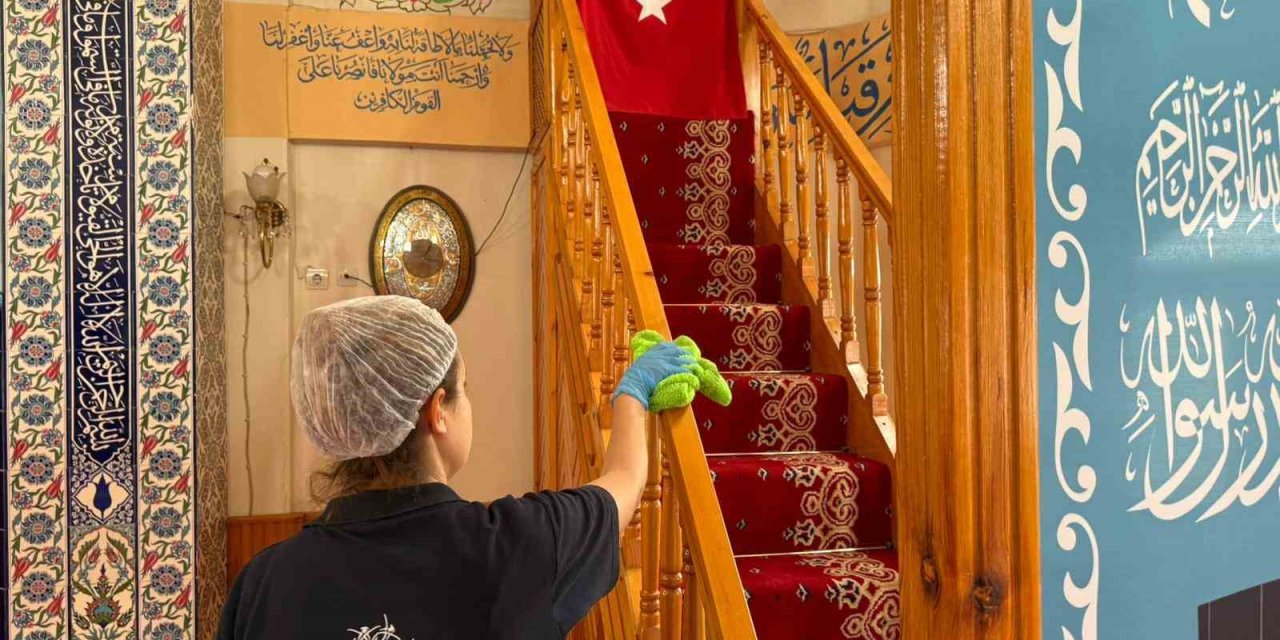 Aydın Büyükşehir Belediyesi’nden bayram öncesi camilerde temizlik