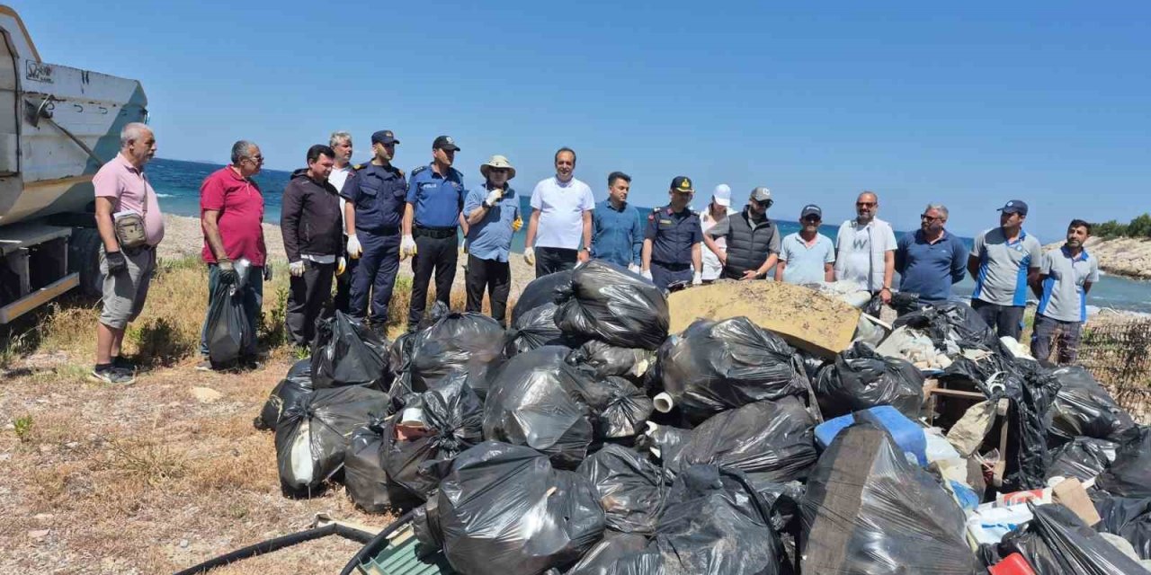 Datça Karya Yolu’nda 3,5 ton atık toplandı