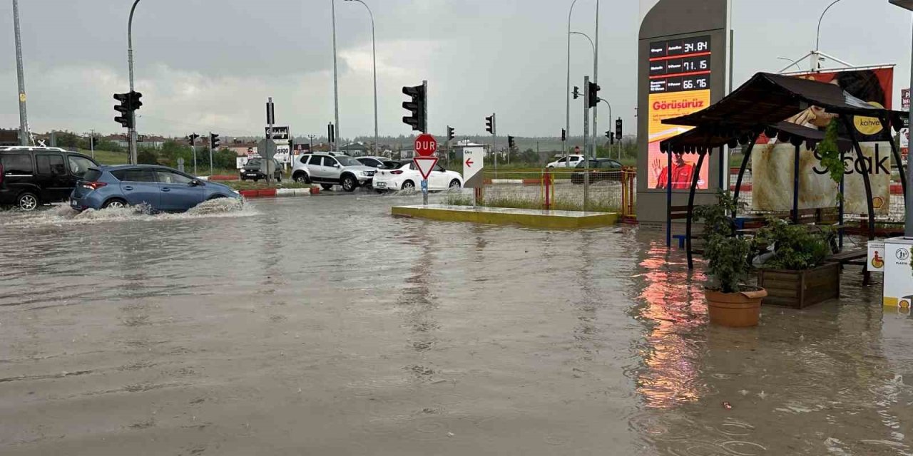 Uşak’ta sağanak yağış bazı bölgelerde etkili oldu