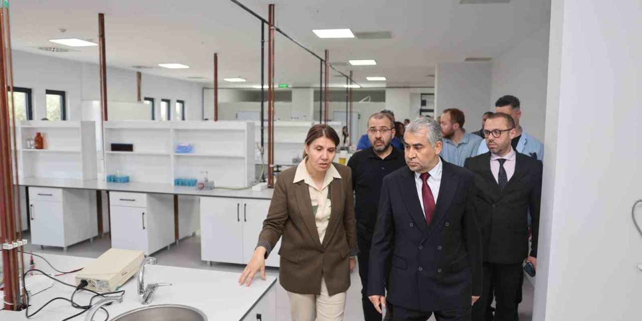 ADÜ Rektörü Kent, araştırma laboratuvarını inceledi