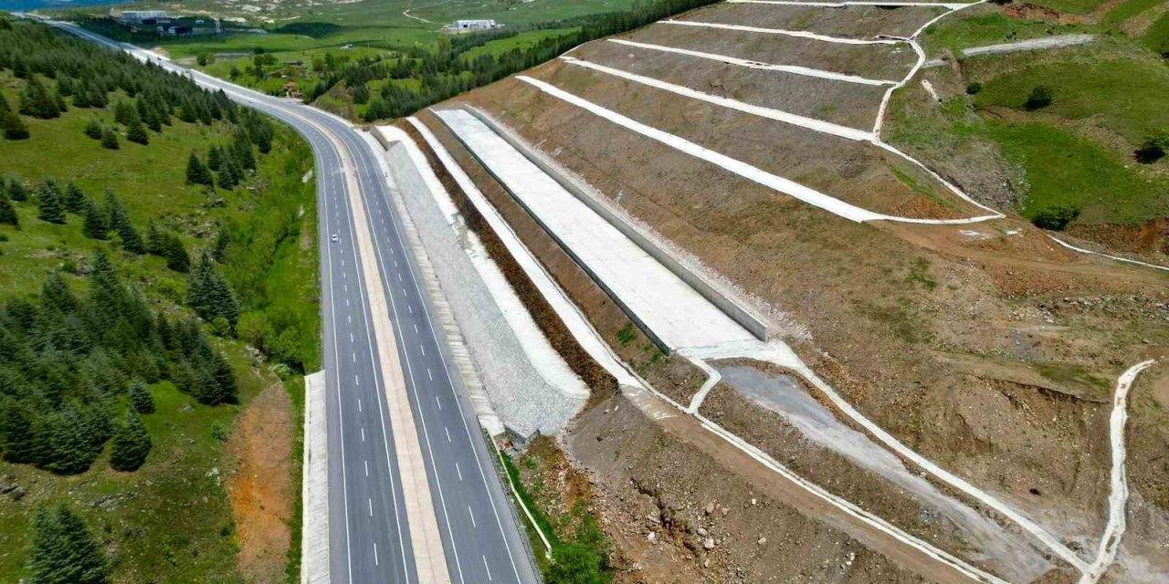 Kara yolu kenarında korkutan manzara