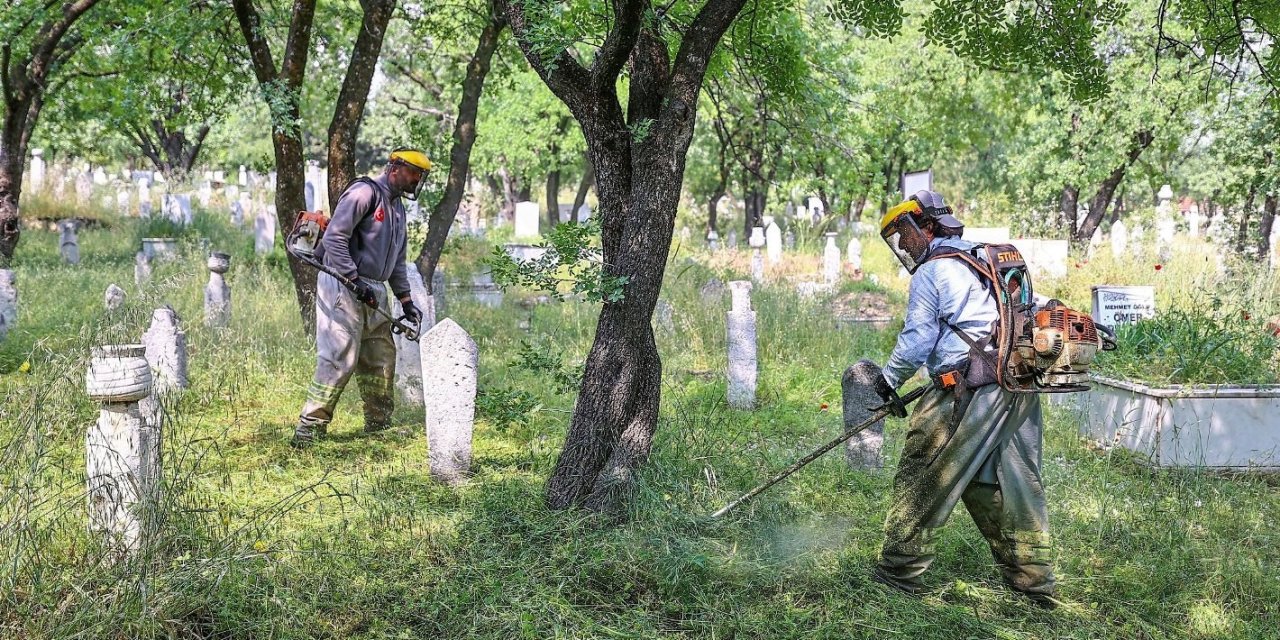 Denizli’de mezarlıklar Kurban Bayramına hazır