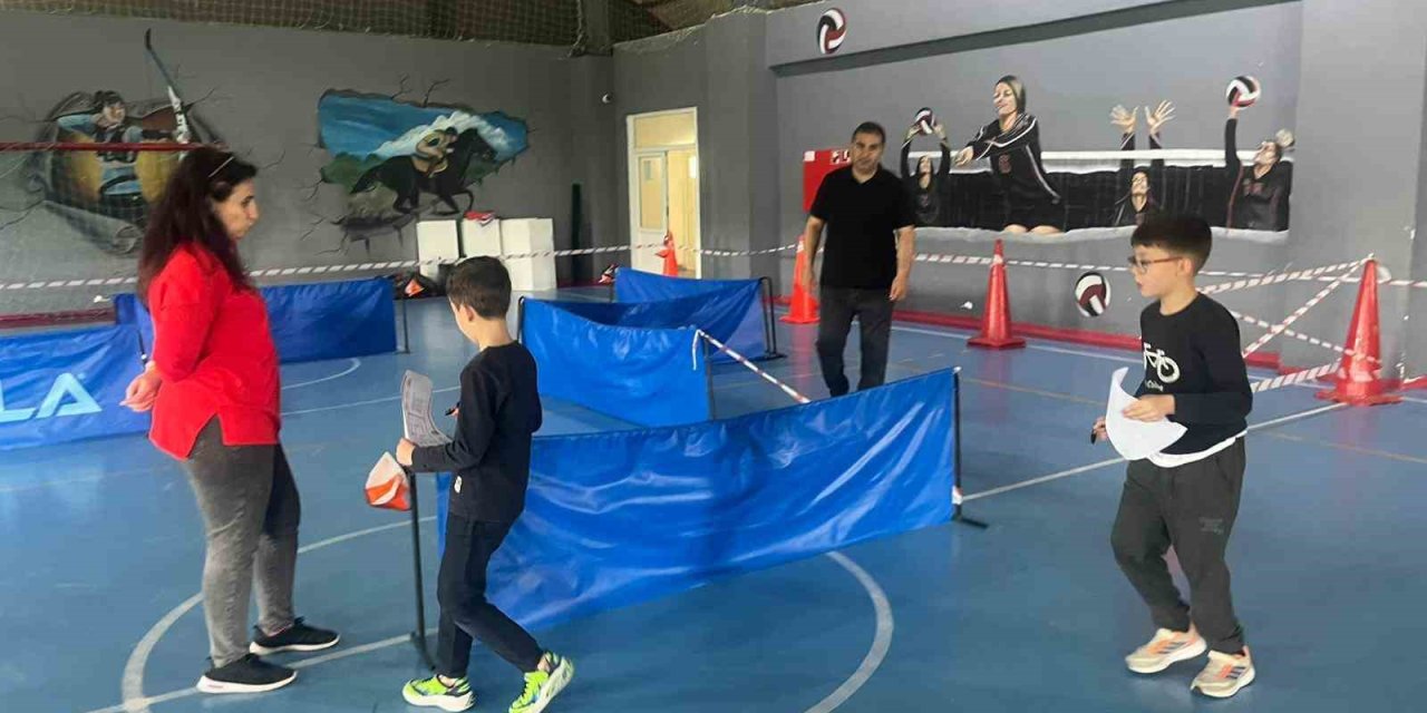 Tavşanlı’da öğrenciler ellerindeki haritalarla zamana karşı yarıştı