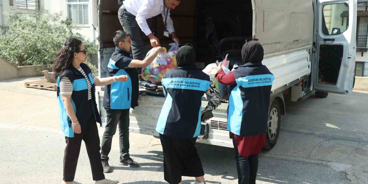 Bodrum’da çocuklara bayram öncesi oyuncak dağıtıldı