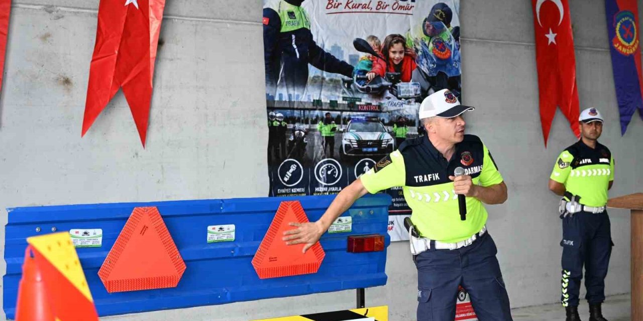 Demirci’de traktör sürücülerine reflektör dağıtımı yapıldı