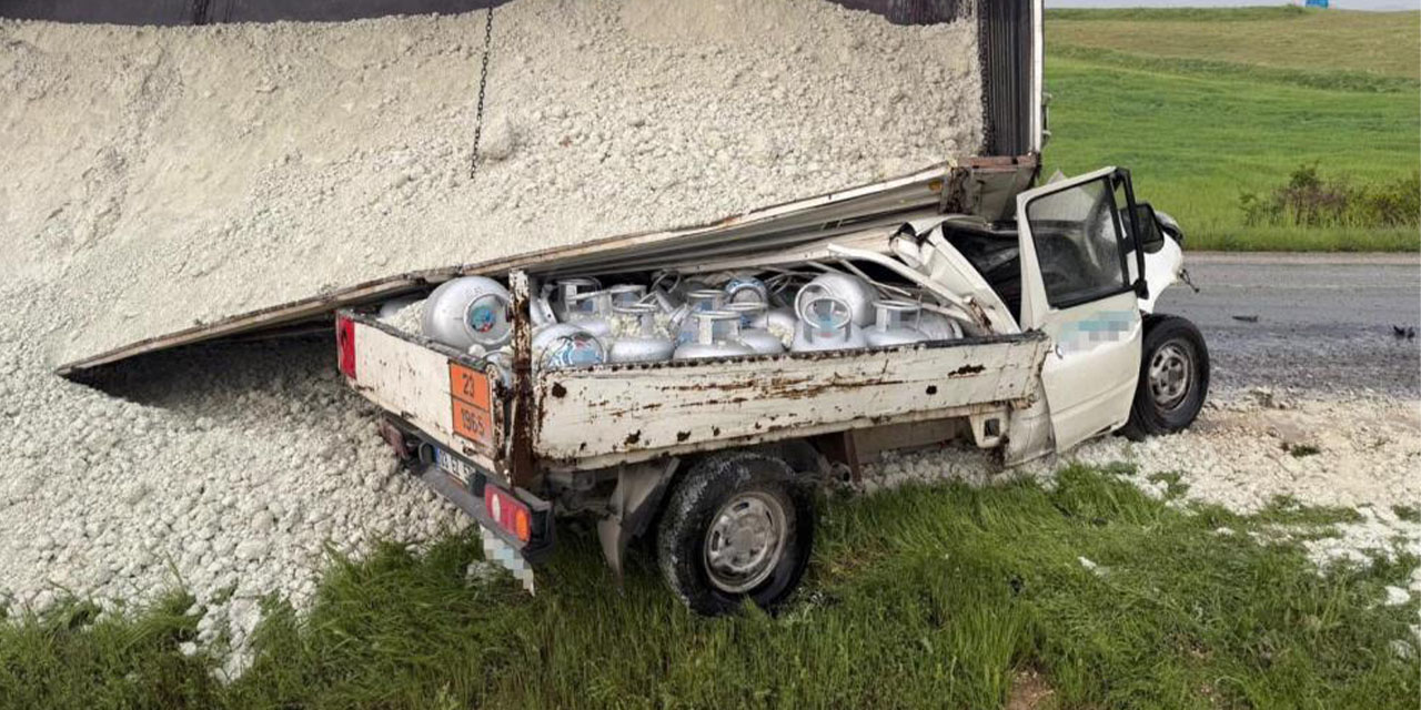Kum yüklü tır kamyonetin üzerine devrildi: 1 ölü