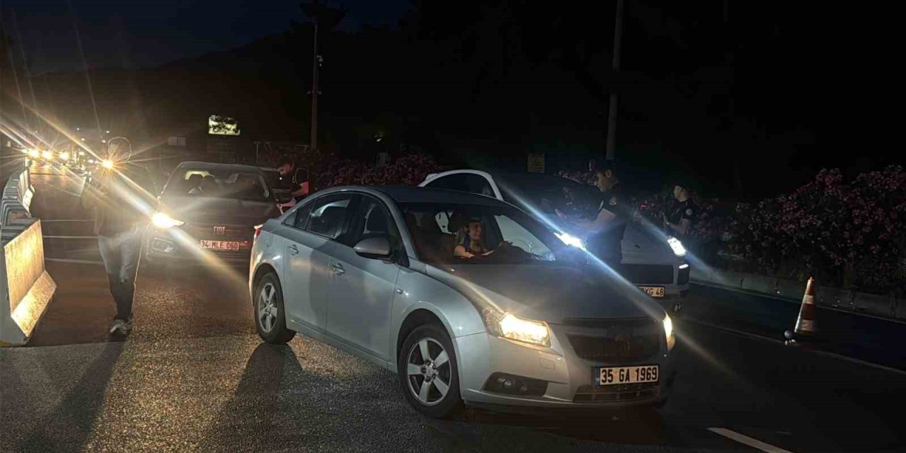 Bodrum girişinde bayram yoğunluğu: Polis ekiplerinden sıkı denetim