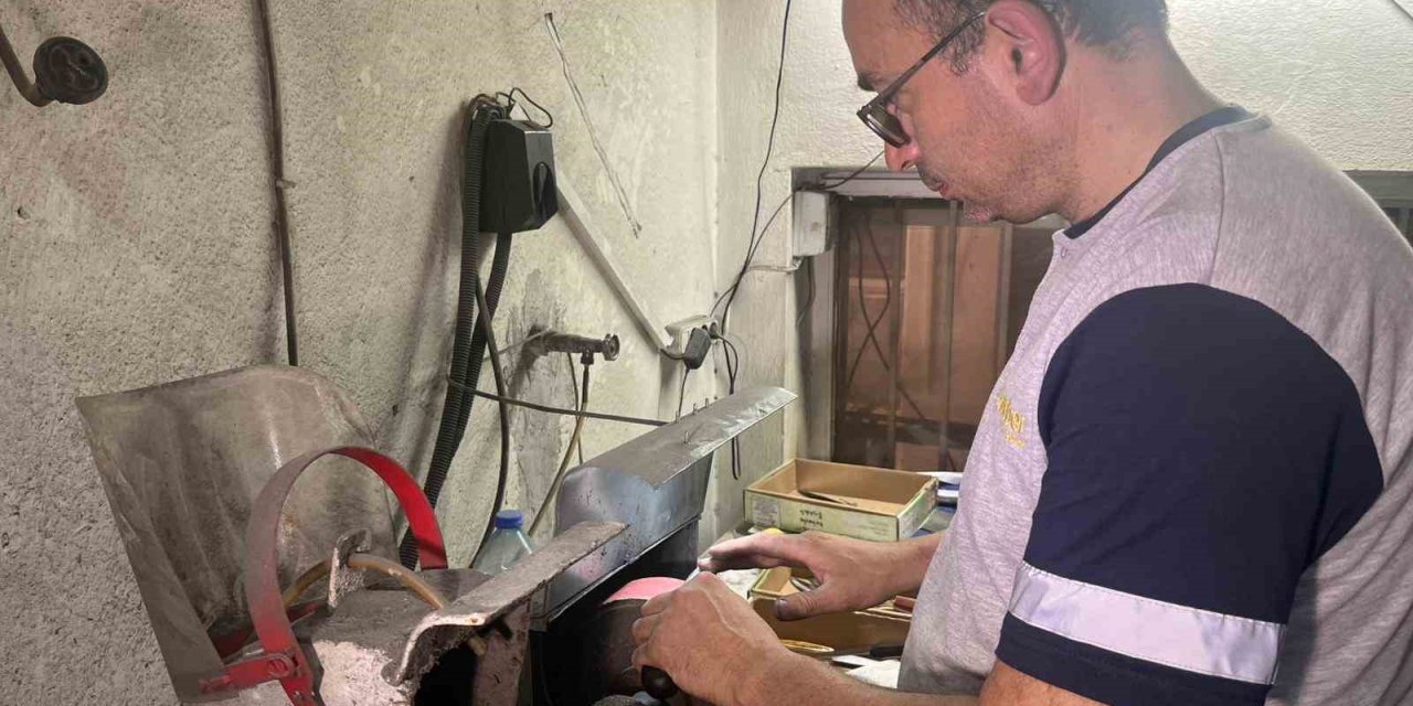 Görme engelli bıçak ustası Kurban Bayramı mesaisi için dükkanında sabahlıyor