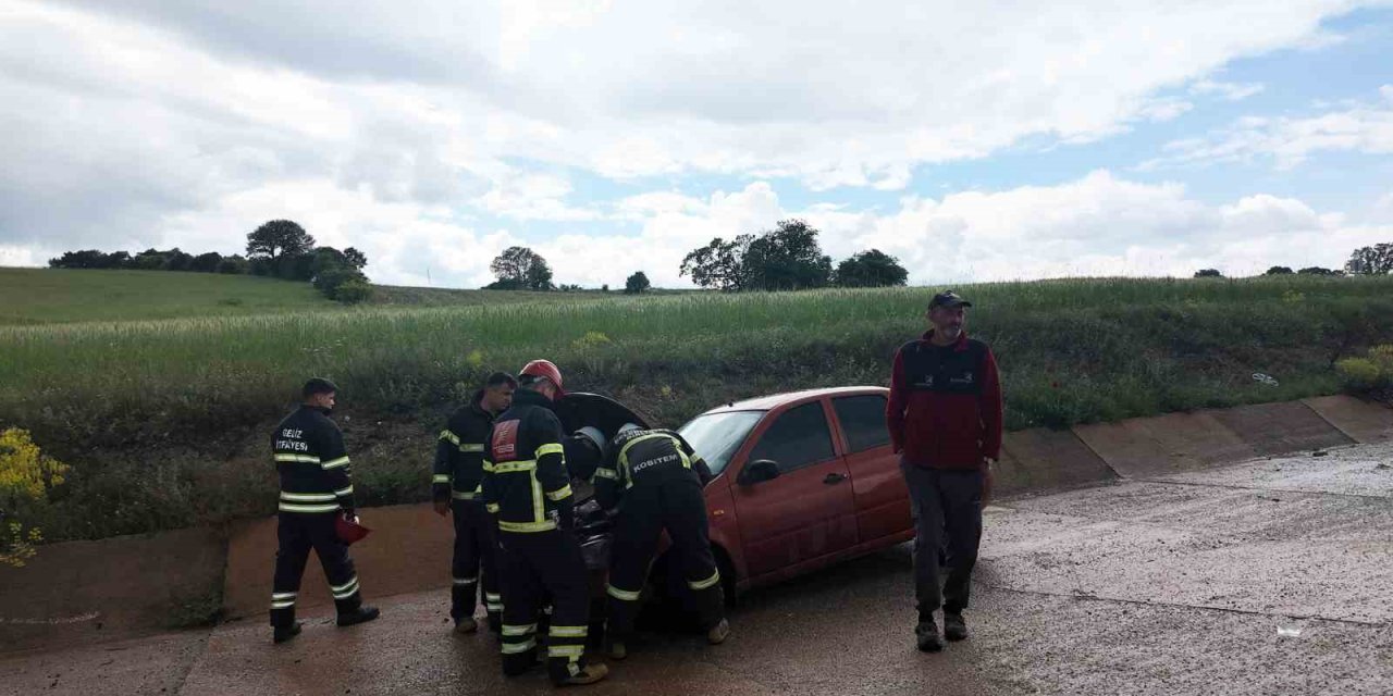 Gediz’de otomobil yoldan çıktı: 4 yaralı